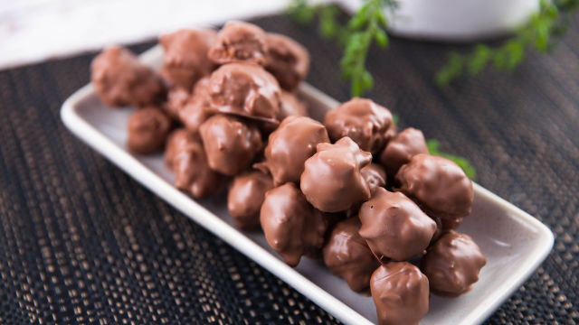 Makadamije s karamelom