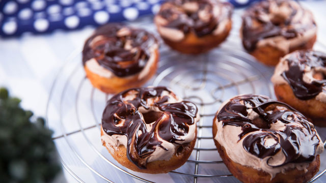 Krofi s čokoladnimi kapljicami, švicarsko meringo in čokoladnim ganašem