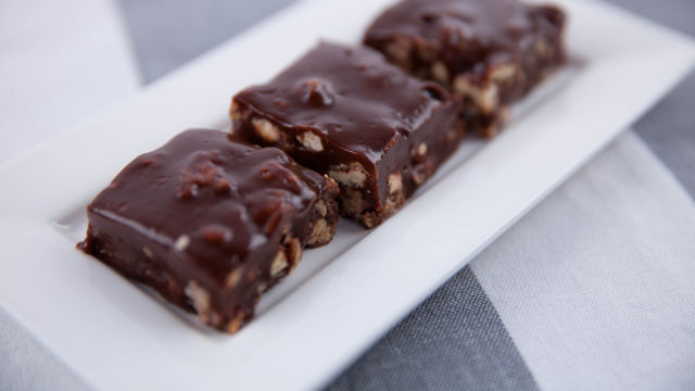 Čokoladne karamelne kocke s pekani