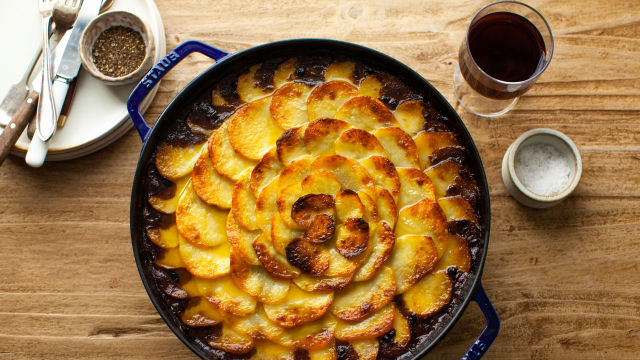 Vroči lonec s krompirjem in govedino