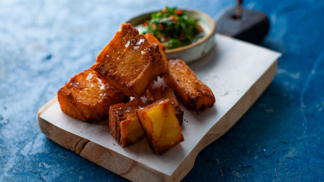 Počasi pečen hrustljav krompir, chimichurri