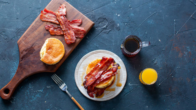 Palačinke s hrustljavo slanino in javorjevim sirupom