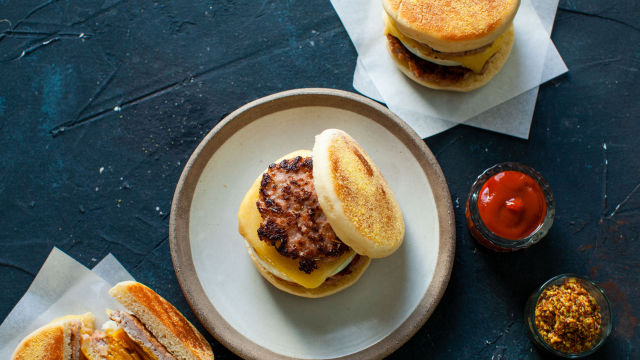 Mafin s klobaso in jajcem