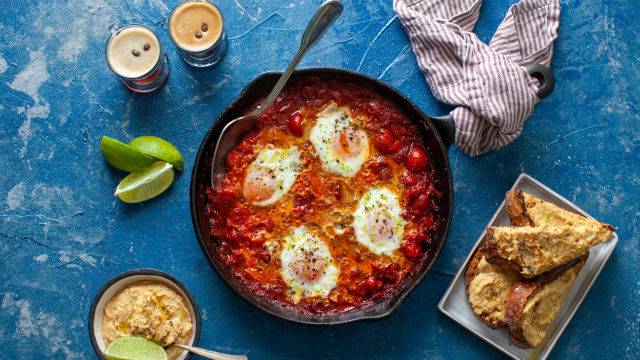 Šakšuka s klobaso chorizo in opečenec s pikantnim humusom