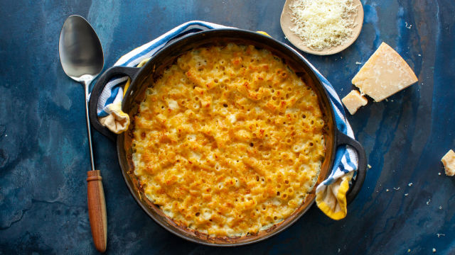 Makaroni s sirom in slanino