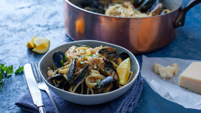 Špageti z morskimi sadeži ter s česnom, čilijem in peteršiljem