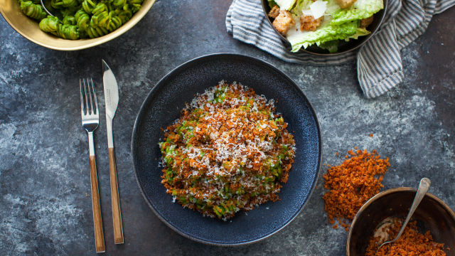 Zeleni fusilli, klobasa, pekorino in cezarjeva solata