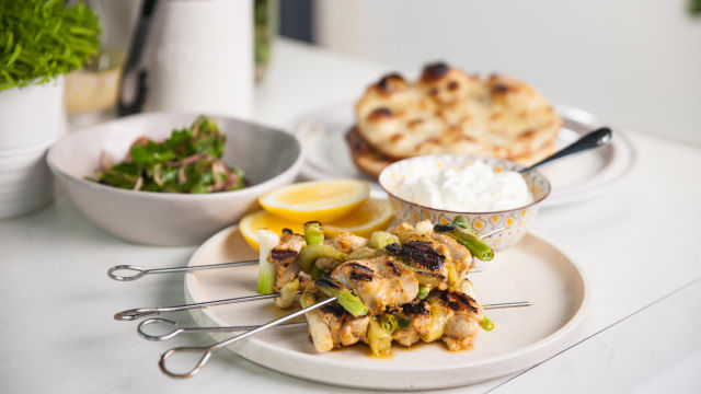 PIŠČANČJA SHAWARMA S PITA KRUHOM IN VLOŽENO ČEBULNO SOLATO