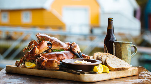 Rjavi raki v pivu z majonezo iz rjavega masla