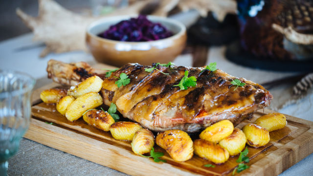 Glazirana divja svinja s krompirjem hasselback