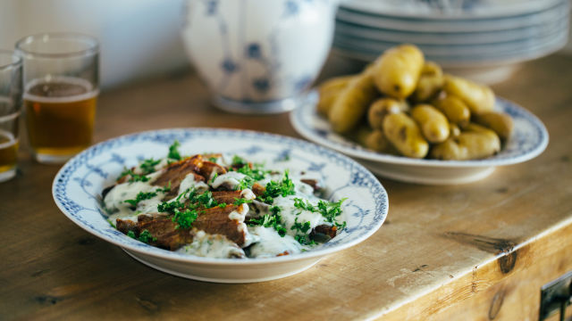 Pečena potrebušina s peteršiljevo omako