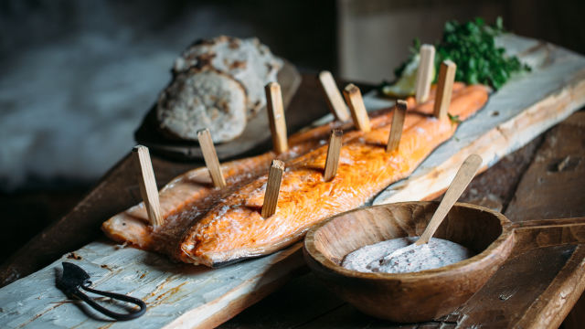 Vikinški losos z nekvašenim kruhom