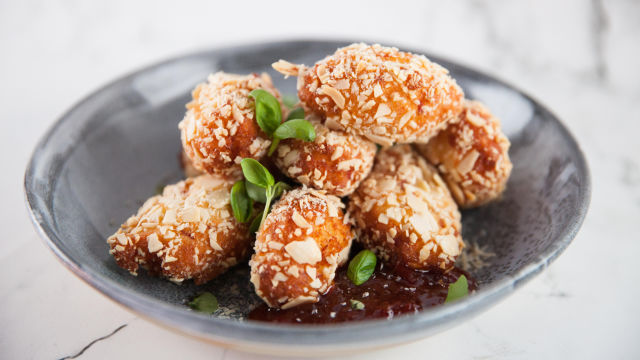 Ocvrtki iz pršuta in rikote z mandljevo skorjo