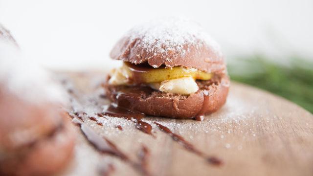 Mini čokoladne štručke s hruškami in čokoladno omako