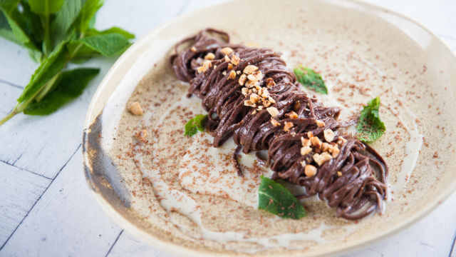 Čokoladni špageti z lešniki in belo čokolado