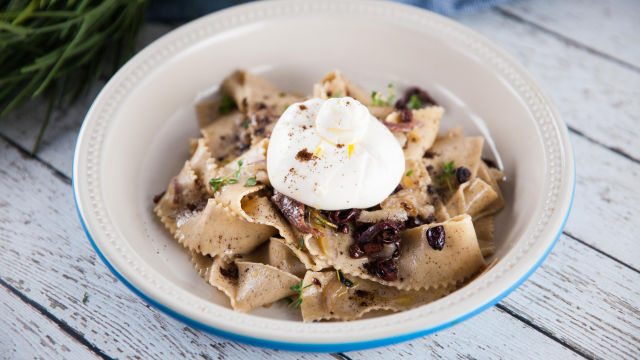Kavne testenine s toplo burrato, olivami in inčuni