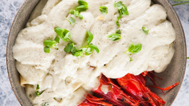 Testenine mezze maniche s kozicami in špekom