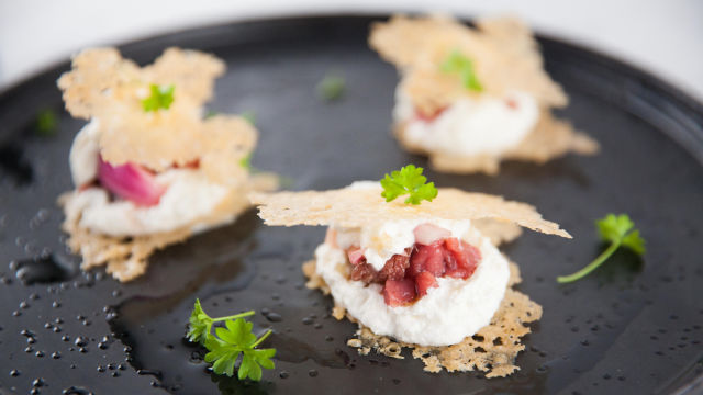 Prigrizki s teletino in parmezanom