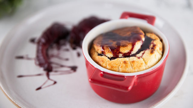 Parmezanov sufle s poširano hruško