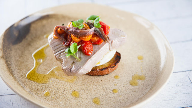 V ekstra deviškem oljčnem olju poširana tuna s praženo solato caprese