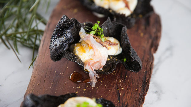 Riževi krekerji s sipinim črnilom in stepeno rikoto