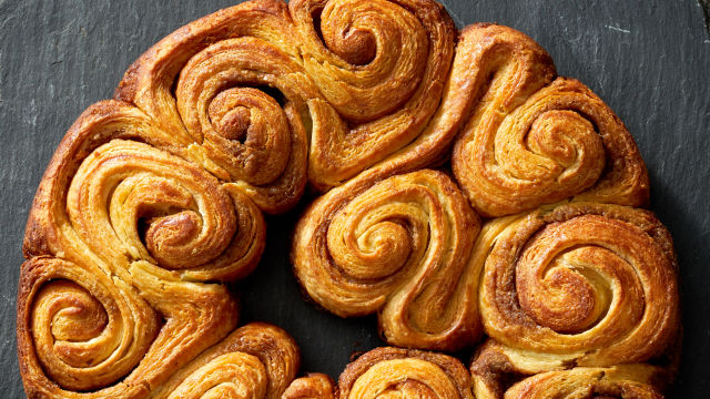 Kruh z rjavim maslom