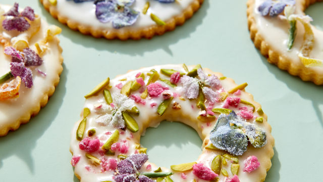 Okrašeni piškoti z luknjo