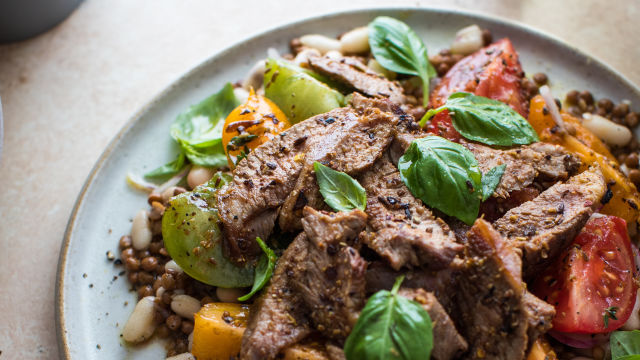 Solata iz jagnjetine z začimbno skorjico