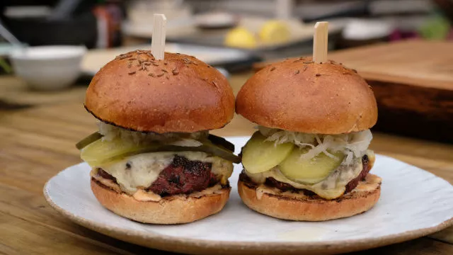 Burger z dimljenim pastramijem