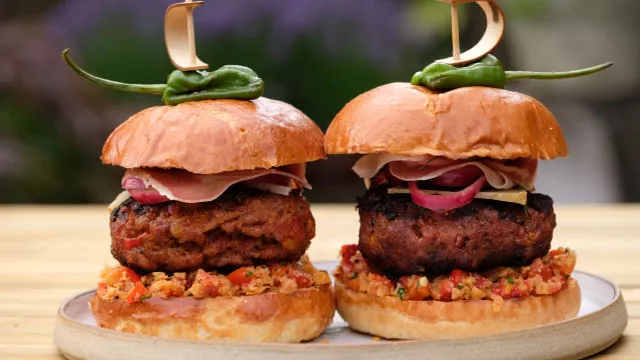 Burger s chorizom po španskem navdihu