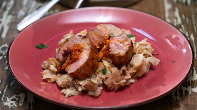 Polnjen svinjski file in gobovi rezanci