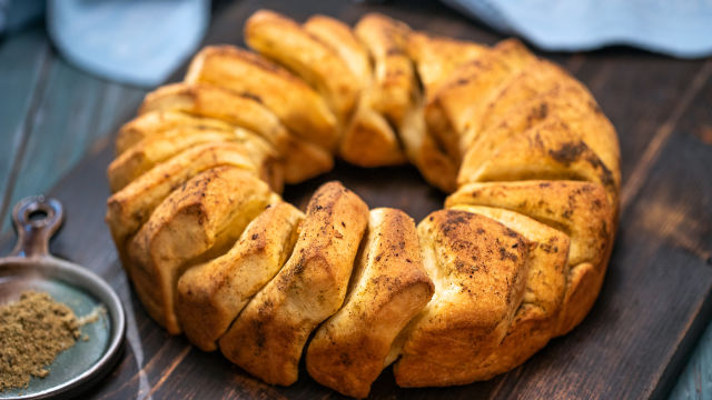 Kruh s praženim maslom in zeliščno soljo