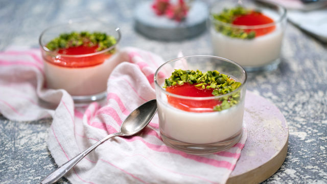 Malabi z jagodnim prelivom