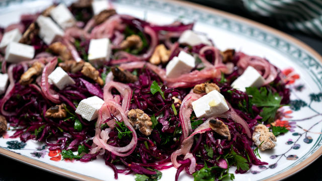 Solata iz rdečega zelja z vloženo čebulo