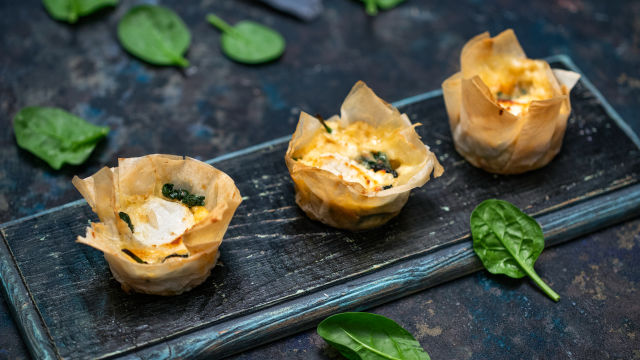 Hrustljave košarice s špinačo in sirom
