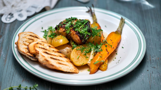 Pečen zajec z mladim krompirjem in gorčico