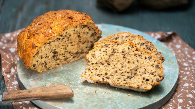 Kruh iz pire in orehov