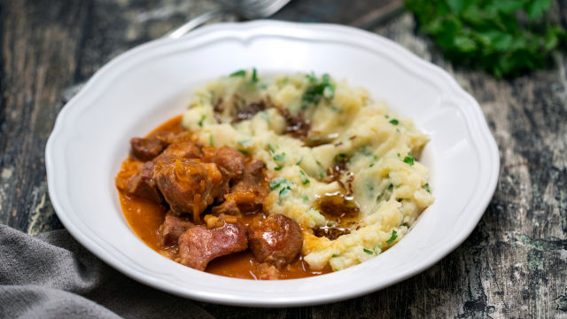 Svinjska obara z vinom in pirejem iz korenovk