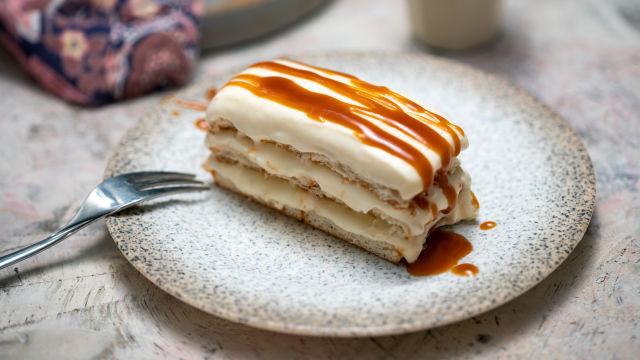 Torta iz piškotov s kremo iz citrusov in karamelno omako