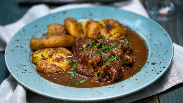 Počasi kuhane goveje ličnice z zmečkanim krompirjem