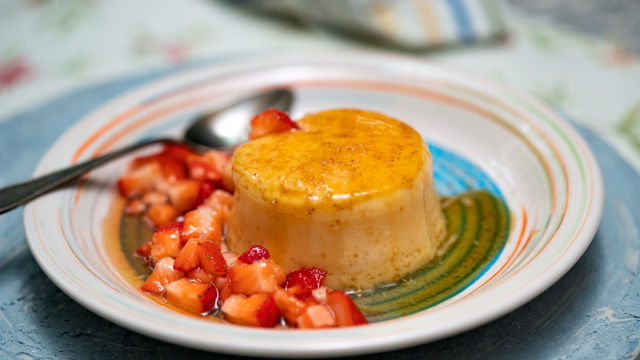 Karamelni puding z jagodami