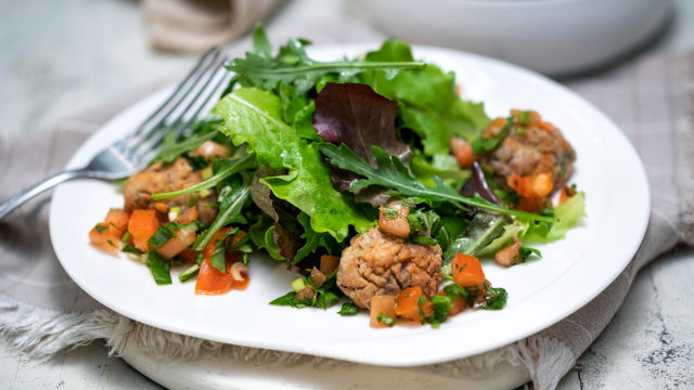 Solata s fižolovimi polpeti in paradižnikovo salso