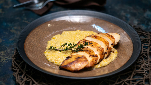 Piščančje prsi iz ponve in kremasta koruza