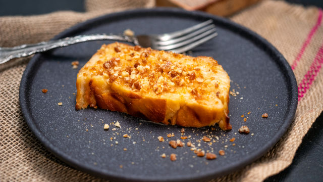 “Nevidna” jabolčna sladica s karameliziranimi orehi