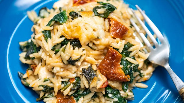 Testenine orzo s špinačo in sirom