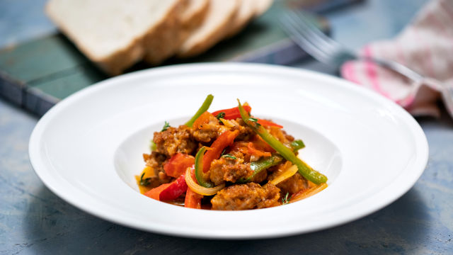 Domača salsiccia s papriko in čebulo