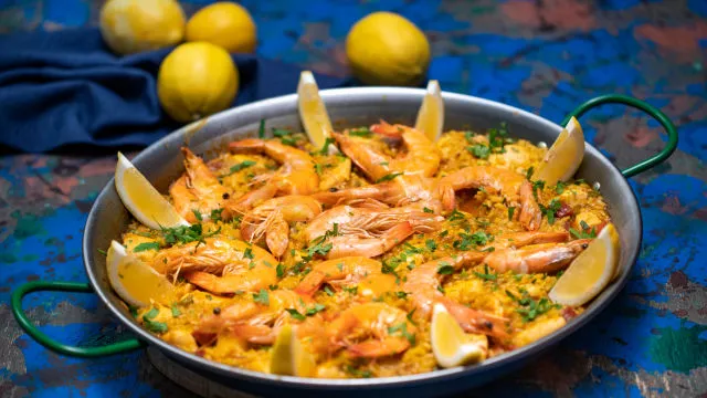 Paella s piščancem in rakci