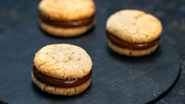 Orehovi piškoti s kavno kremo