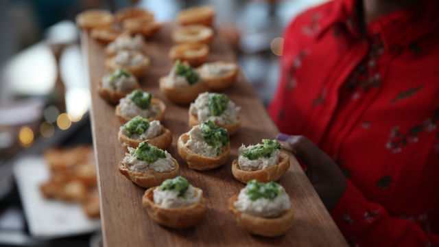 Pašteta iz dimljene skuše v paljenem testu z ananasovim čatnijem