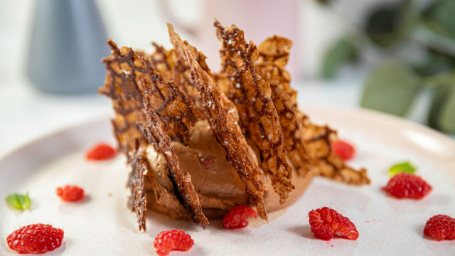 Čokoladni mousse z malinami in arabesko